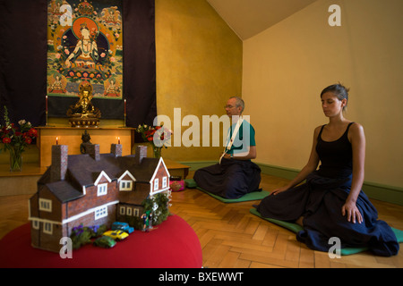 Buddhisten meditieren schweigend für 30 Minuten in den Altarraum in Bruchtal buddhistischen Retreat Centre, England. Stockfoto