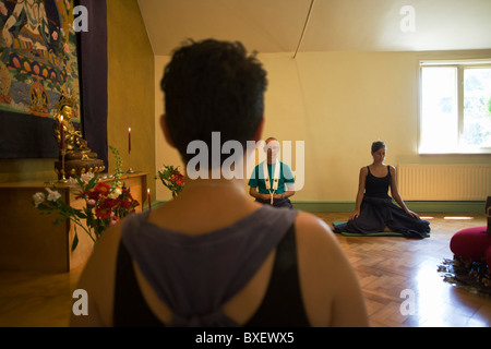 Buddhisten meditieren schweigend für 30 Minuten in den Altarraum in Bruchtal buddhistischen Retreat Centre, England. Stockfoto