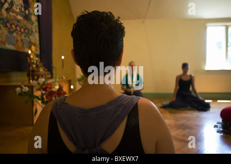 Buddhisten meditieren schweigend für 30 Minuten in den Altarraum in Bruchtal buddhistischen Retreat Centre, England. Stockfoto