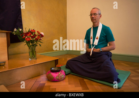 Buddhisten meditieren schweigend für 30 Minuten in den Altarraum in Bruchtal buddhistischen Retreat Centre, England. Stockfoto