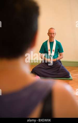 Buddhisten meditieren schweigend für 30 Minuten in den Altarraum in Bruchtal buddhistischen Retreat Centre, England. Stockfoto