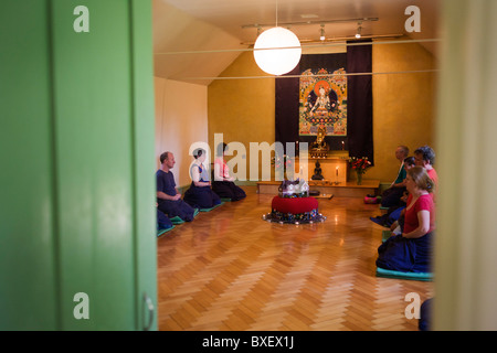 Buddhisten meditieren schweigend für 30 Minuten in den Altarraum in Bruchtal buddhistischen Retreat Centre, England. Stockfoto