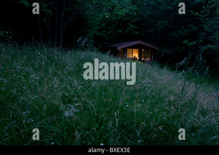 Buddhistische auf Stille-Retreat in privaten Kabine im Bruchtal buddhistischen Retreat Center, East Sussex, England. Stockfoto