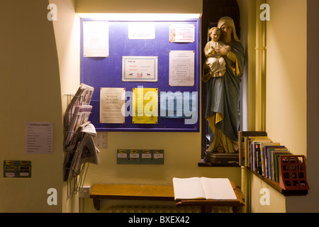 Schwarzes Brett mit Maria und Jesus Figuren am St.-Laurentius Kirche in Feltham, London. Stockfoto