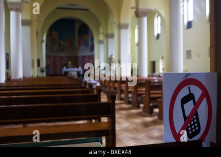 Keine Mobiltelefone Zeichen und Interieur aus den 1930er Jahren gebaut, St.-Laurentius Kirche in Feltham, London. Stockfoto