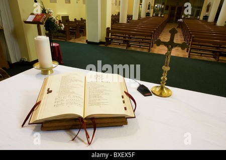 Öffnen Sie Bibel und Kruzifix am Altar in St.-Laurentius Kirche in Feltham, London. Stockfoto