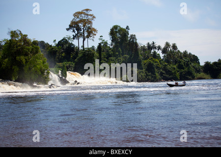 Boot Fluss Stromschnellen Kamerun Kribi Regenwald Zeile Stockfoto