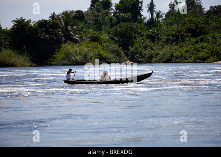 Boot Fluss Stromschnellen Kamerun Kribi Regenwald Zeile Stockfoto