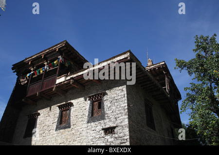 Eine traditionelle tibetische Haus auf dem Land rund um das Dorf Zhonglu (in der Nähe von Danba), Sichuan Porvince, China. Stockfoto