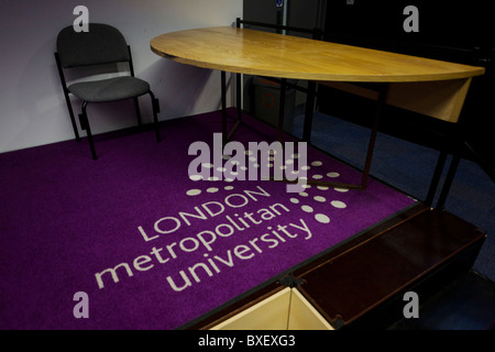 Logo auf Vortrag Lagerfeuer Teppich der London Metropolitan University Holloway Road. Stockfoto