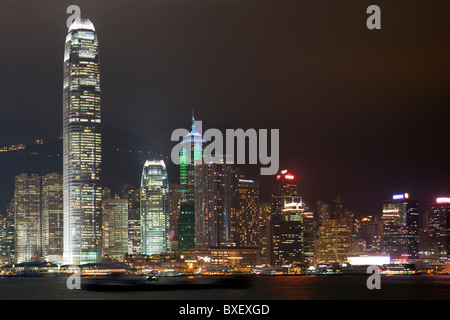 Die erstaunliche Hong Kong Skyline wie gesehen von Kowloon in der Nacht. Die imposante Strukturen umfassen die Ifc Türme & The Centre Stockfoto