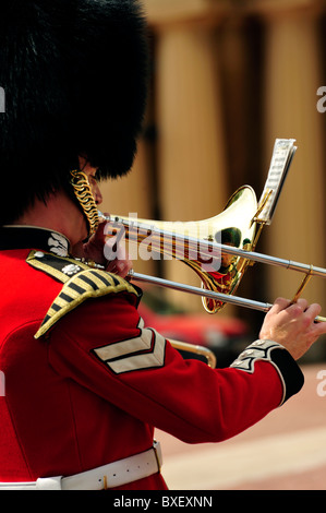 LONDON, Großbritannien - 03. JULI 2010: Bandmitglieder der Garde beim Wachwechsel Stockfoto