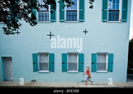 Historisches Haus entlang der Batterie in Charleston, SC mit Erdbeben Schrauben. Stockfoto