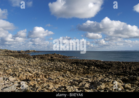 Felsige Ufer von Alderney, Kanalinseln, mit Fort Houmet Herbe auf der linken Seite und Halbinsel Cherbourg, Frankreich, auf der rechten Seite Stockfoto