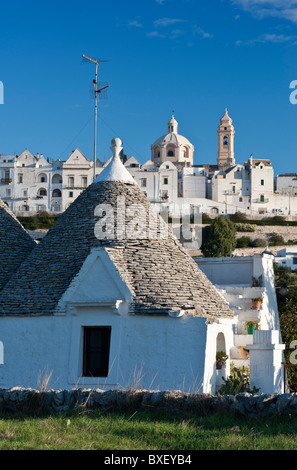 Trulli-Häuser und das Dorf von Locorotondo, Apulien, Italien Stockfoto
