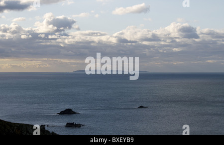 Sark (mit Brecqhou rechts) vom südwestlichen Ende des benachbarten Kanal Insel Alderney gesehen Stockfoto