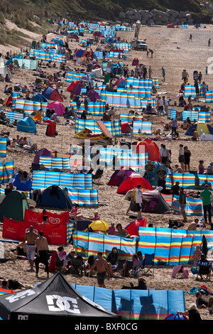 Urlauber am Strand Cornish Stockfoto