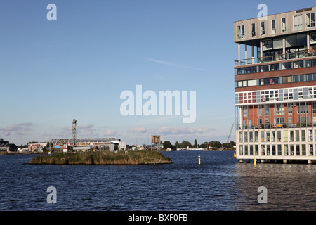 Blick auf den Fluss IJ und den Silodam in Amsterdam, im Hintergrund Amsterdam Noord Stockfoto