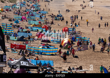 Urlauber am Strand Cornish Stockfoto