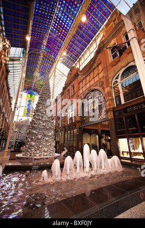 Großbritannien, England, Yorkshire, Leeds, Victoria Quarter, Glitzer Kugel Weihnachtsbaum im Queen Victoria Street Stockfoto