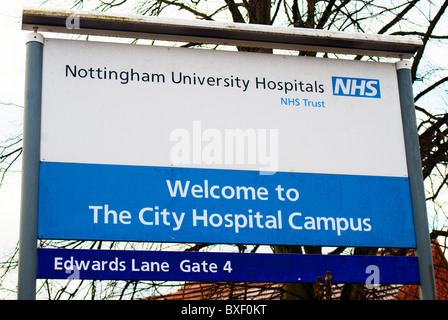 Die Begrüßung an Bord vor einer der Eingänge Edwards Lane Nottingham City Hospital, Nottinghamshire, England, UK. Stockfoto