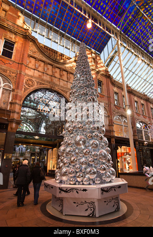 Großbritannien, England, Yorkshire, Leeds, Victoria Quarter, Glitzer Kugel Weihnachtsbaum im Queen Victoria Street Stockfoto