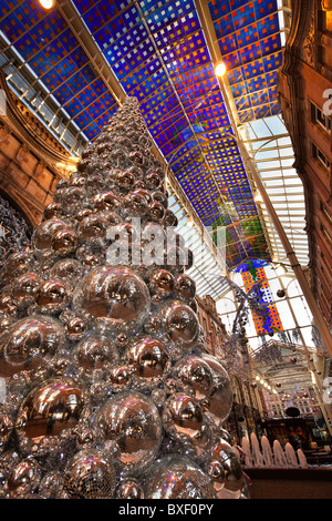 Großbritannien, England, Yorkshire, Leeds, Victoria Quarter, Glitzer Kugel Weihnachtsbaum im Queen Victoria Street Stockfoto