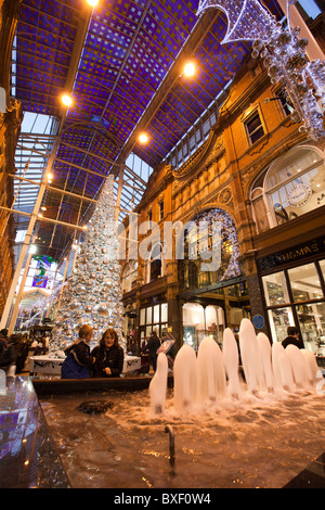 Großbritannien, England, Yorkshire, Leeds, Victoria Quarter, Glitzer Kugel Weihnachtsbaum im Queen Victoria Street Stockfoto