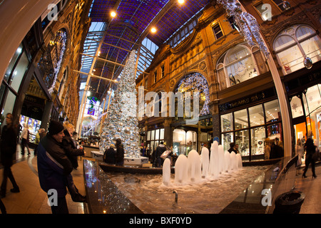 Großbritannien, England, Yorkshire, Leeds, Victoria Quarter, Glitzer Kugel Weihnachtsbaum im Queen Victoria Street Stockfoto