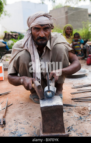 Gadia Lohar. Nomadische Rajasthan Mann schmieden ax Köpfe. Indiens wandernde Schmiede. Indien Stockfoto