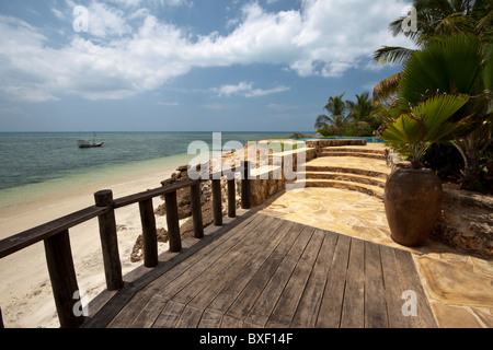 Terrasse mit Blick auf den Indischen Ozean und auf Maifia Island marine reserve Stockfoto