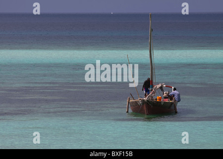 Fischer auf ihrem Boot in Kizimkazi, Tansania Stockfoto