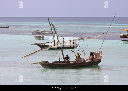 Fischer auf ihrem Boot in Kizimkazi, Tansania Stockfoto