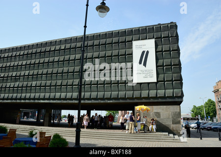 Das dunkle Grau Museum der Okkupation Lettlands 1940-1991 befindet sich im Rathausplatz, Riga Stockfoto