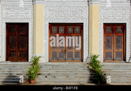 Landschaftsansicht eines Teils der Chowmahalla Palace Hyderabad Indien mit kunstvollen Fresken Wand und Türen aus Holz Stockfoto