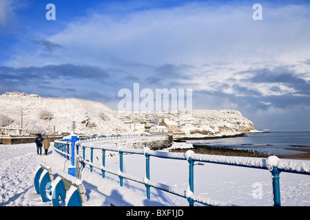 Schnee am Meer Geländer und Strand an der walisischen Küste im Winter 2010. Benllech, Isle of Anglesey, Wales, Großbritannien, Großbritannien Stockfoto