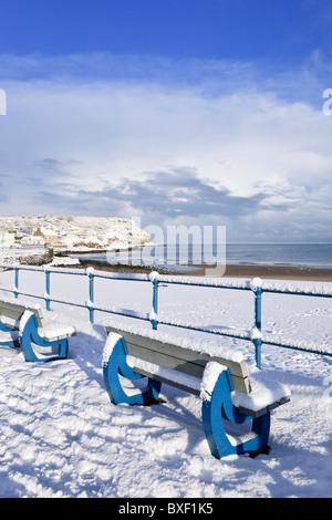 Schnee auf die Strandpromenade und den Strand im Winter 2010. Benllech, Isle of Anglesey, North Wales, UK Stockfoto