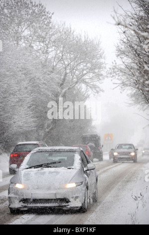 Verkehr in Blizzard Bedingungen auf der A40 in der Nähe von Andoversford Gloucestershire gefangen 18. Dezember 2010 Stockfoto