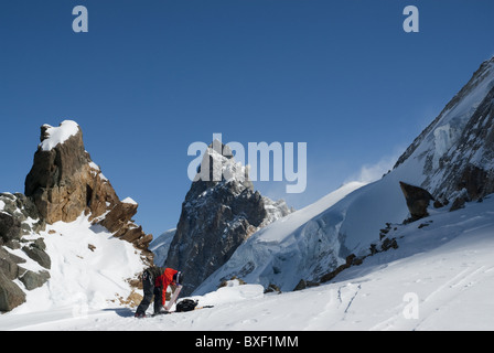 Ein Freeskier entfernen die Klettern Skins in La Grave, Frankreich Stockfoto