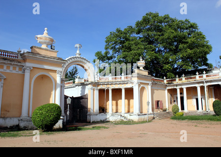 Ansicht im Querformat zeigt Teil der Chowmahalla Palace Hyderabad Indien blauer Himmel, grüne Baum mit Ocker gestrichene Wände Stockfoto