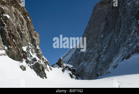 Ein Freeskier Wandern in Richtung La Meije in La Grave, Frankreich Stockfoto