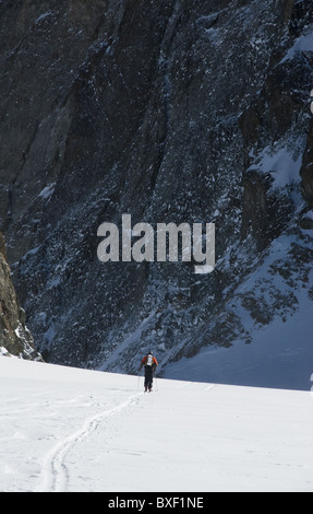 Ein Freeskier Wandern in Richtung La Meije in La Grave, Frankreich Stockfoto