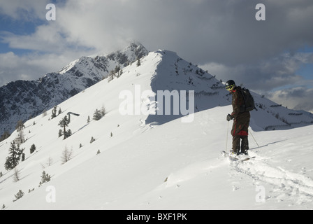 Ein Freeskier Häuten auf einem Bergrücken in Cesana, Italien. Stockfoto