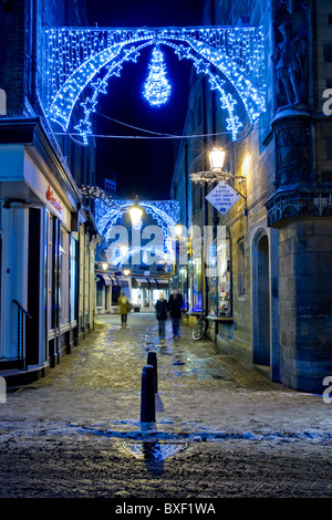 Spät in der Nacht Nachtschwärmer gehen unter die Weihnachtsbeleuchtung in Rose Crescent, Cambridge Stockfoto