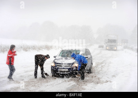 Verkehr in Blizzard Bedingungen auf die A436 in der Nähe von Andoversford Gloucestershire gefangen 18. Dezember 2010 Stockfoto