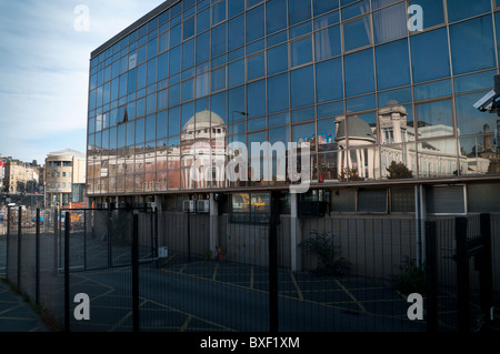 Reflexionen von Bradford Alhambra und stillgelegten Bradford Odeon-Kino, in der bald sein ehemaliger Polizei-Station abgerissen. Stockfoto