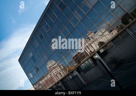 Reflexionen von Bradford Alhambra und stillgelegten Bradford Odeon-Kino, in der bald sein ehemaliger Polizei-Station abgerissen. Stockfoto