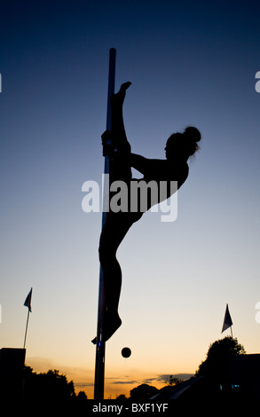 Weiblichen Pole Tänzerin üben beim Glastonbury festival Stockfoto