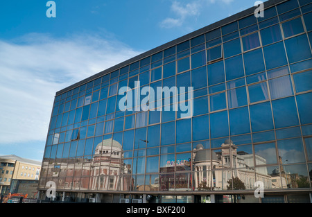 Reflexionen von Bradford Alhambra und stillgelegten Bradford Odeon-Kino, in der bald sein ehemaliger Polizei-Station abgerissen. Stockfoto