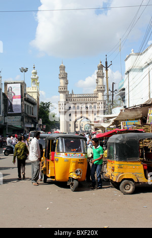 Autorikscha-Fahrer warten auf Passagiere vor der Charminar Hyderabad Andhra Pradesh Indien Stockfoto